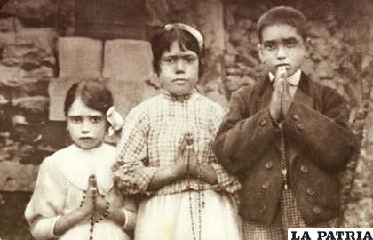 (De izquierda a derecha) Los pastorcitos Jacinta, Lucía y Francisco Marto