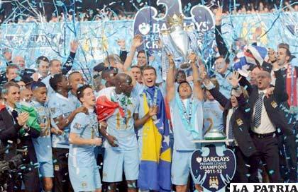Jugadores del Manchester City celebran el título de la Premier (foto: el-nacional.com)