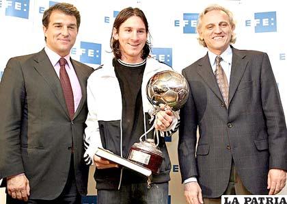 Leonel Messi (centro) recibe el trofeo que otorga la Agencia de Noticias EFE