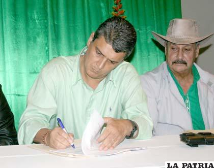 Suárez Sattori firma su renuncia y la hace pública (Foto APG)