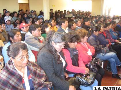 Los trabajadores en salud reunidos durante una asamblea de emergencia