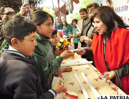 La alcaldesa Pimentel entrega cepillos de dientes en la inauguración del programa SOE