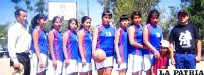 Integrantes del equipo de Pantaleón Dalence en el basquetbol damas 
