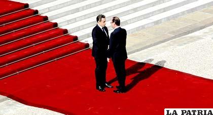 El presidente saliente Nicolás Sarkozy y el entrante François Hollande en el relevo del mando en Francia /notiactual.com