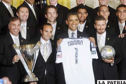 Barack Obama (c) junto a David Beckham (foto: elnuevoherald.com)
