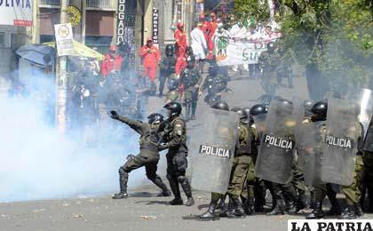 Médicos y universitarios continúan protestas y se enfrentan con la Policía, piden “abrogación” (Foto APG)