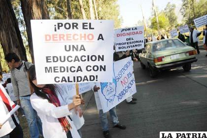 Universitarios de la UMSS protestan en avenida Ecológica (Foto APG)