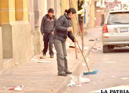 La buena costumbre de barrer las aceras debe volver a Oruro