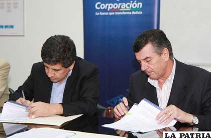 Presidente Ejecutivo de YPFB, Carlos Villegas Quiroga (izq), y Jorge Ciacciarelli (Der), Director de Repsol-Bolivia, firman convenio para la exploración de dos nuevas áreas en Santa Cruz y Potosí (APG)