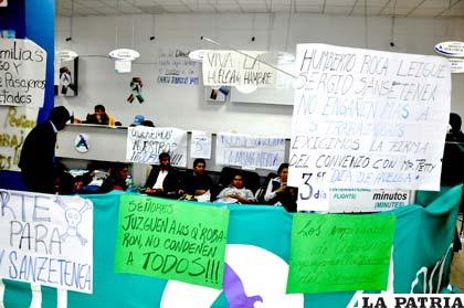 Trabajadores de la empresa AeroSur determinaron masificar en este 3er. día de huelga de hambre, que instalaron dentro de las instalaciones del Aeropuerto Internacional de El Alto(Foto: Reynaldo Zaconeta)