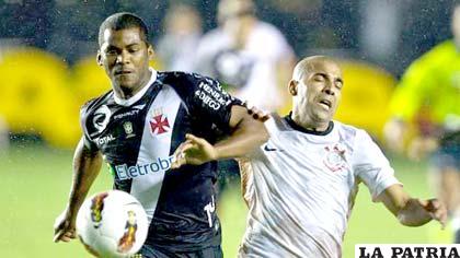 Una acción del partido Vasco ante el Corinthians (foto: foxsportsla.com)