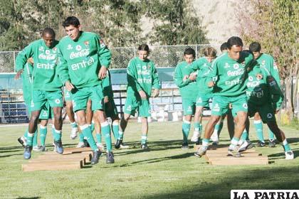 Entrenamiento de la selección nacional en la cancha Villa del Sol en La Paz (foto: APG)