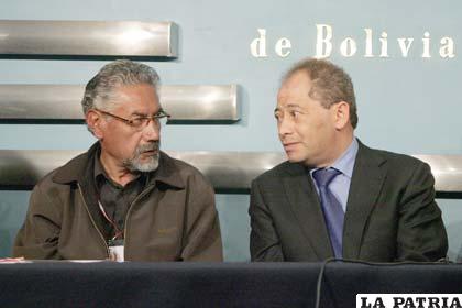 Barrios y Romero en la firma de pre acuerdo el jueves (Foto APG)