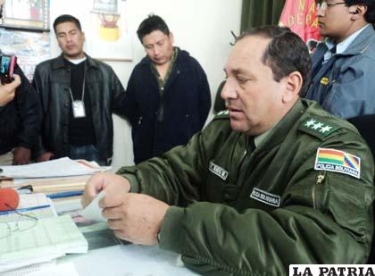 El director de la Felcc, Cnl. Ríos presentó al aprehendido (atrás) que tenía en su posesión más de 2.000 pastillas de diazepam