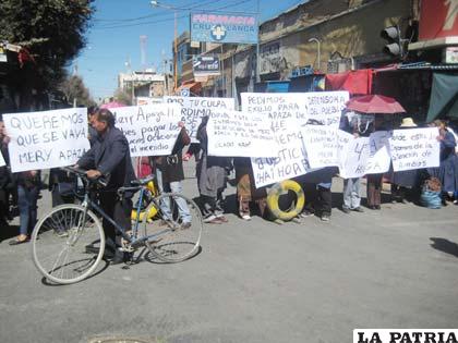 Se bloqueó las calles Bolívar y Velasco Galvarro en apoyo a la huelga de hambre