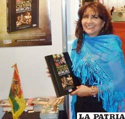 Zulma Yugar, junto a su libro Patrimonio Cultural Intangible: Memorias desde el Jurado