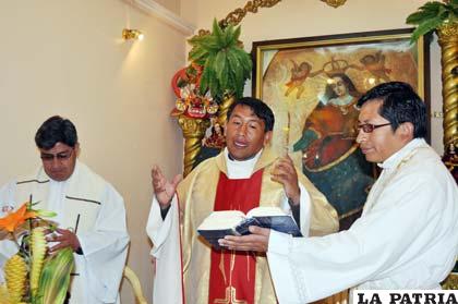 Pro – vicario de la Diócesis de Oruro, Jaime Encinas celebrando la misa de acción de gracias en la sede de la ACFO