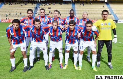 Jugadores de La Paz FC con la misión de mantenerse en la Liga (foto: APG)