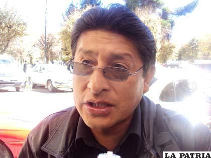 Javier Soliz, el presidente de la junta vecinal Kantuta reclama por la aprobación de contratos por el Municipio