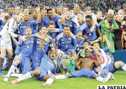Jugadores del Chelsea con el trofeo de campeón