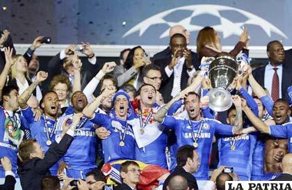 Jugadores del Chelsea celebran el título con la “orejona” en manos (foto: foxsportsla.com)