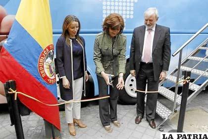 La ministra de Relaciones Exteriores, María Ángela Holguín, inauguró una unidad móvil con el fin de acercar a sus más de 400.000 compatriotas residentes en España 