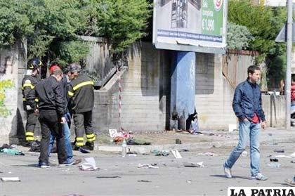 En la imagen, varios policías y bomberos en el lugar de la explosión en Brindisi el 19 de mayo de 2012 /REUTERS/ANSA
