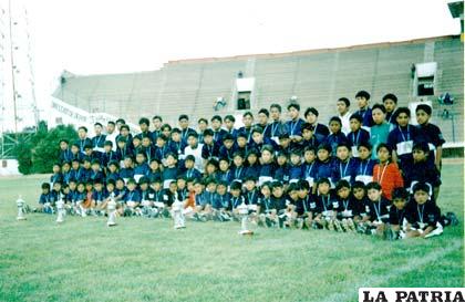 Integrantes de la Escuela de Fútbol Modelo cuando en el año 2003 lograron seis títulos en las divisiones menores de la AFO (foto: archivo)