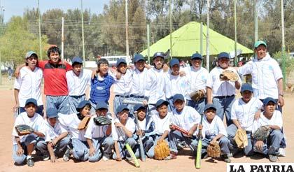 Integrantes de la selección de Oruro que conquistaron el primer lugar del certamen nacional de béisbol en la categoría Sub-12 (foto: APG)