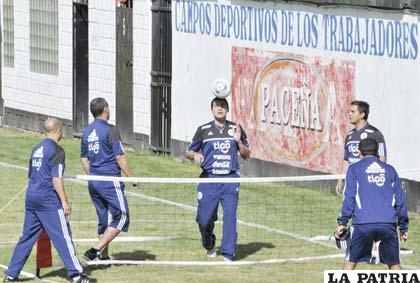 La selección paraguaya no cesa de entrenar en La Paz (foto: APG)