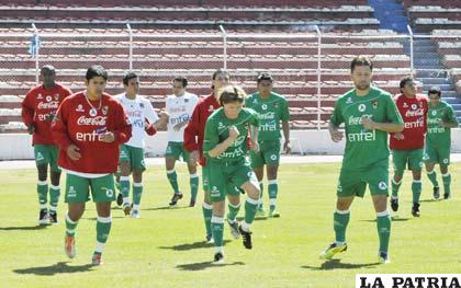 La Selección Boliviana entrenó ayer en la cancha del estadio “Hernando Siles” (foto: APG)