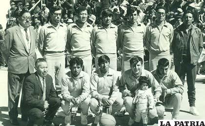 En 1971 como dirigente del equipo de basquetbol de Ingenieros (de cuclillas el primero de la derecha) (foto: archivo)