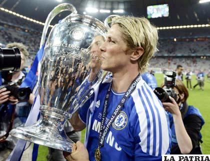 El “niño” Torres con el trofeo de campeón de la Champions (foto: intereconomia.com)