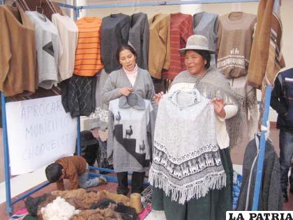 Las mujeres de Choquecota  muestran su producción manufacturera
