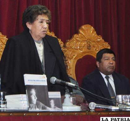 La representante del Defensor del Pueblo, Clotilde Calancha en la presentación del libro