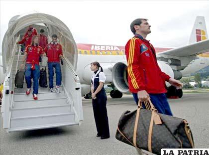 La selección española llega a su centro de operaciones (foto: lainformacion.com)