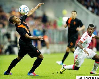 Una acción del partido que jugaron Holanda y Bayern (foto: orange.es)