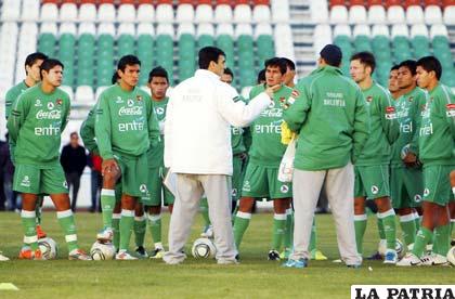 Gustavo Quinteros otra vez al frente de los entrenamientos de la Selección Boliviana (foto: APG)