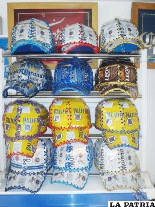 Otro es el ejemplo de las coquetas gorras metálicas fabricadas en base a latas de gaseosas o cerveza, así como los prácticos organizadores, que pueden ser instalados en las paredes para guardar los periódicos o revistas