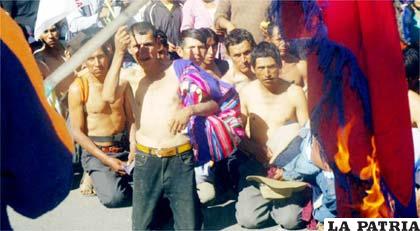 Campesinos humillados /Foto: ANF