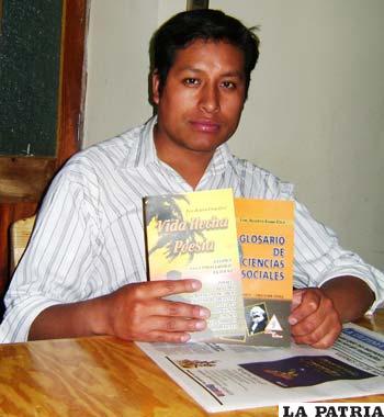 El escritor Luis Alberto Chino Cruz, con su poemario “Vida hecha poesía”
