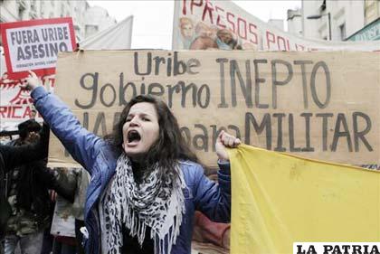 Colombianos residentes en Buenos Aires realizan una protesta en contra de la presencia del expresidente de su país Álvaro Uribe este 23 de mayo frente al Teatro Gran Rex de Buenos Aires (Argentina)/EFE