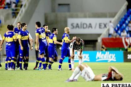 Celebración de la gente de Boca ante la desazón de los jugadores de Fluminense (foto: eluniverso.com)