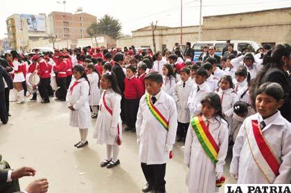 Acto central en conmemoración a los 79 años de la Unidad Educativa 10 de Febrero