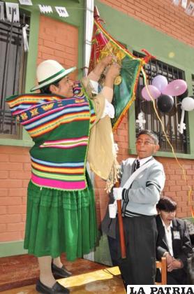 Diputada, Beatriz Guzmán impone la Medalla de Honor al Mérito al estandarte de la escuela “Ildefonso Murguía”