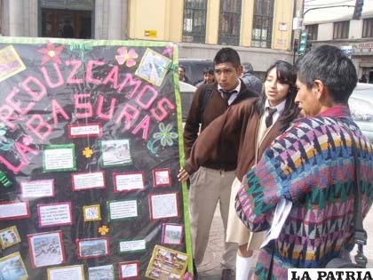 Estudiantes explican formas de reducir la basura