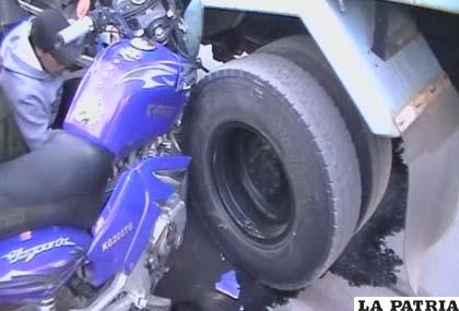 Así quedo la moto entre la llanta y el chasis de la volqueta