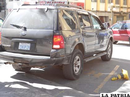 El cono fue volteado por el vehículo particular estacionado en lugar oficial
