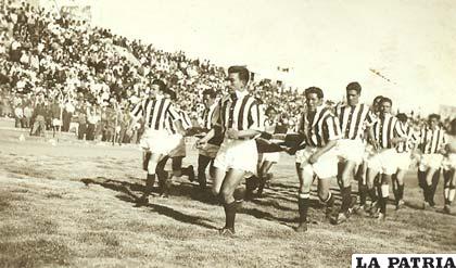 Jugadores de Oruro Royal en 1956 ingresando al estadio La Paz (foto: archivo)