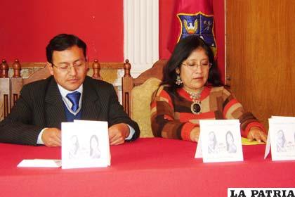 La artista Lilia Magne y el oficial mayor de Cultura, Miguel Guerra